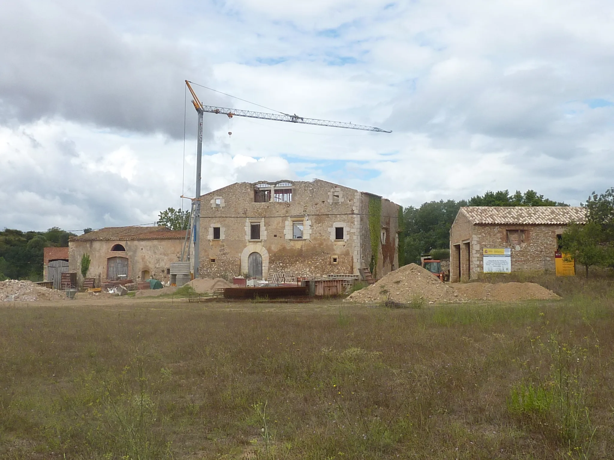 Photo showing: Palau Sabaldòria (Vilafant, Catalonia, Spain) in reform. The small church of Sant Miquel, which is part of the monument, is at the back of the building.