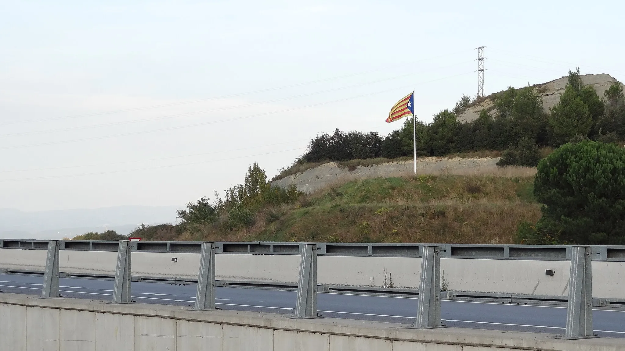 Photo showing: Entre Tona i Balenyà. Catalonian Flags