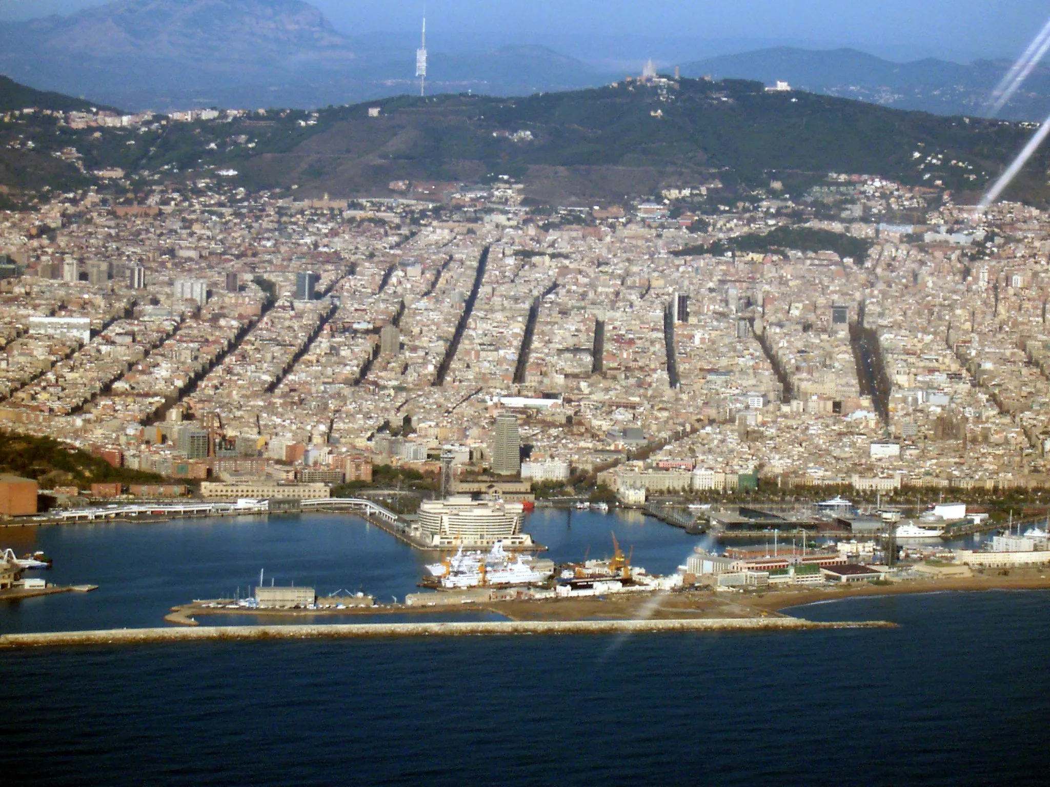 Photo showing: Barcelona vista desde un avión, Imagen de Barcelona tomada desde un avión, en diciembre de 2004.