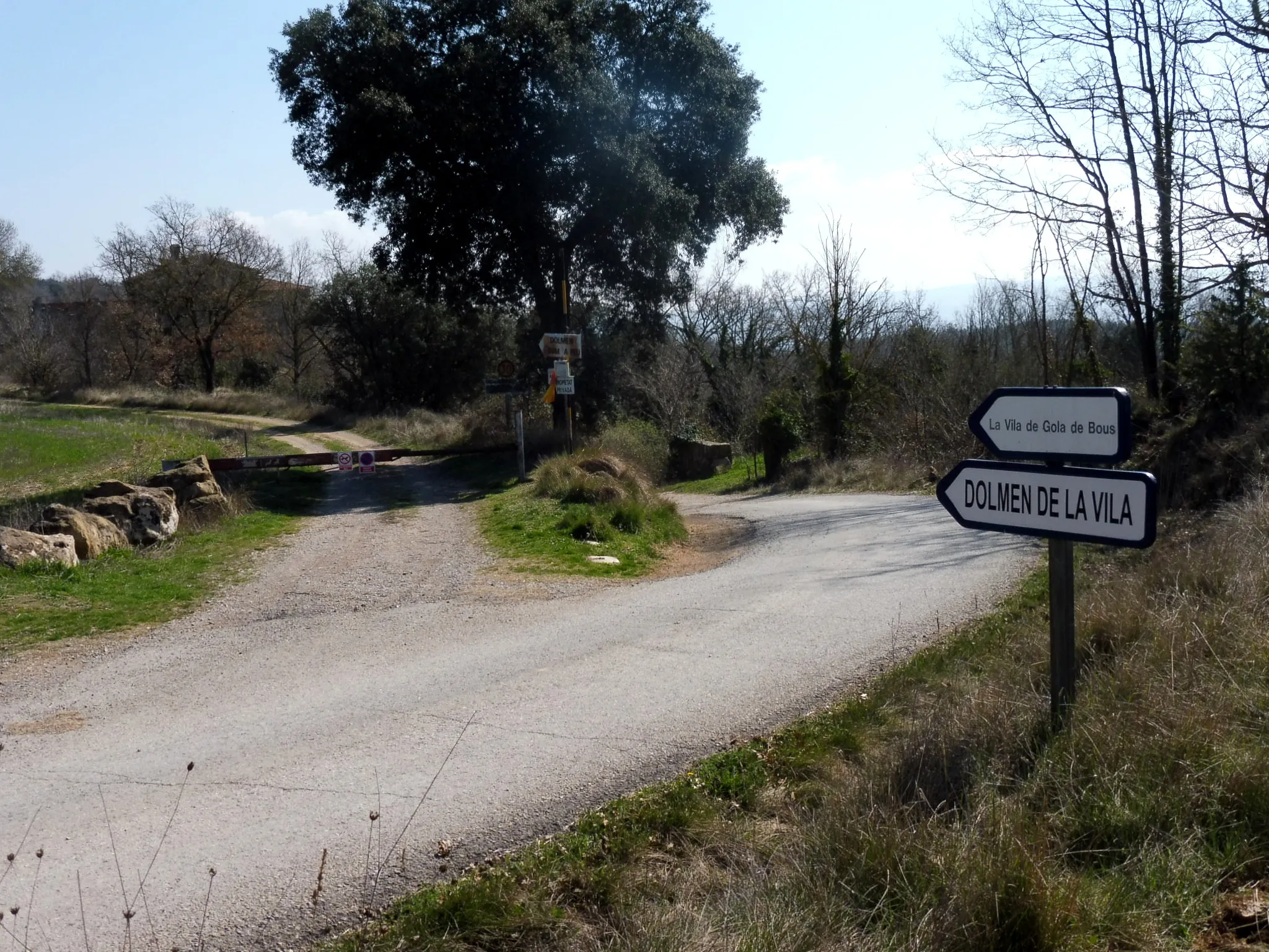 Photo showing: Camí del castell de Llanera (Torà): encreuament: per l'esquerra al dolmen de la Vila, per la dreta al castell