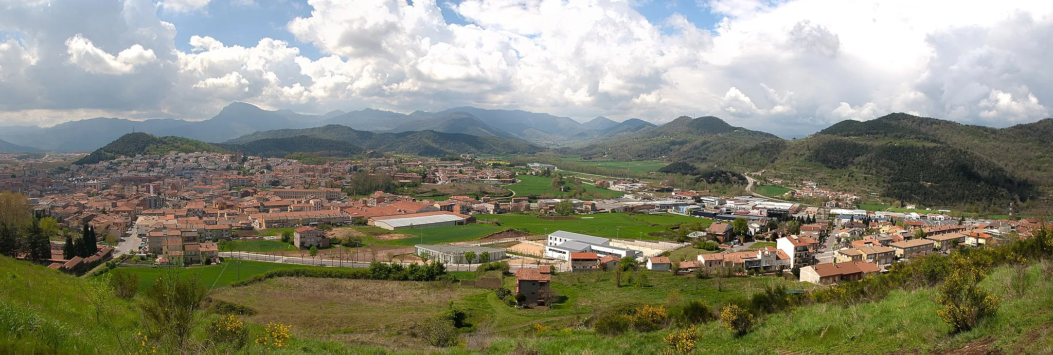 Photo showing: Olot urban view from Montsacopa volcano