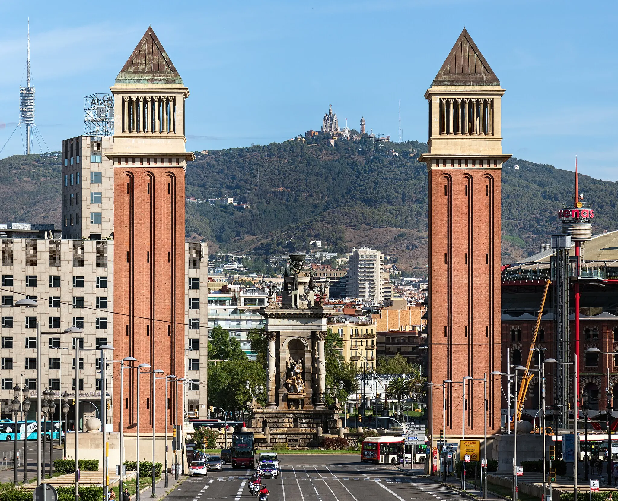 Photo showing: Access towers to the Exhibition site of 1929 (Barcelona), known as the Venetian Towers, historicist work by Ramon Reventós i Farrerons (1927-29) - El Tibidabo - Expiatory Temple of the Sacred Heart