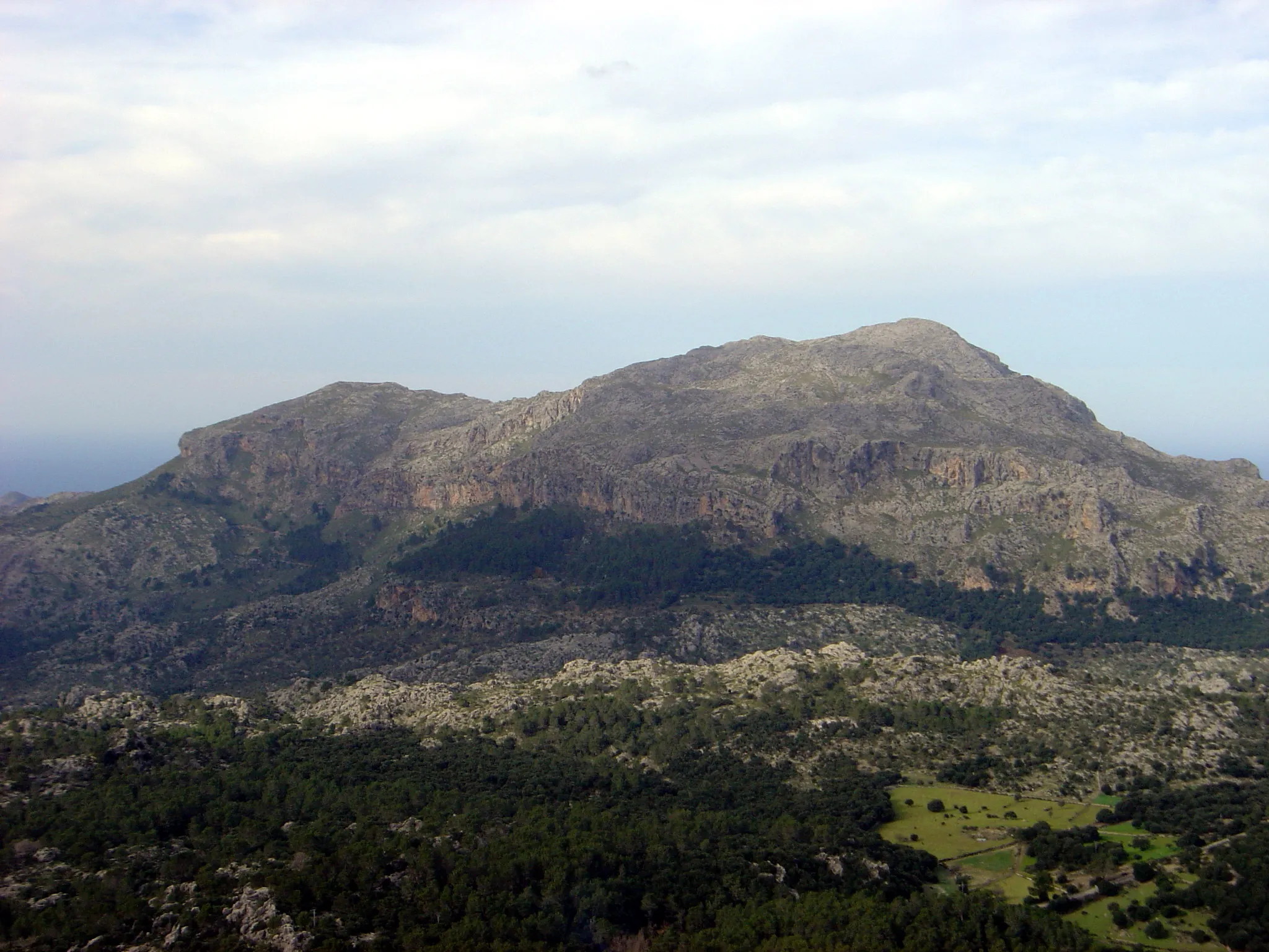 Photo showing: El Puig Roig, vist des de Binifaldó. Escorca. Mallorca.