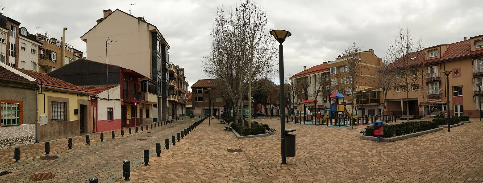 Photo showing: Vereda de los Estudiantes,  panorámica de la Plaza de Miguel Hernandez