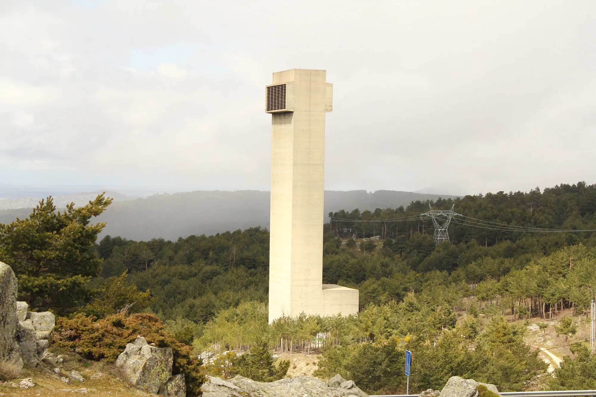 Photo showing: Ventilation tower of the Guadarrama tunnels