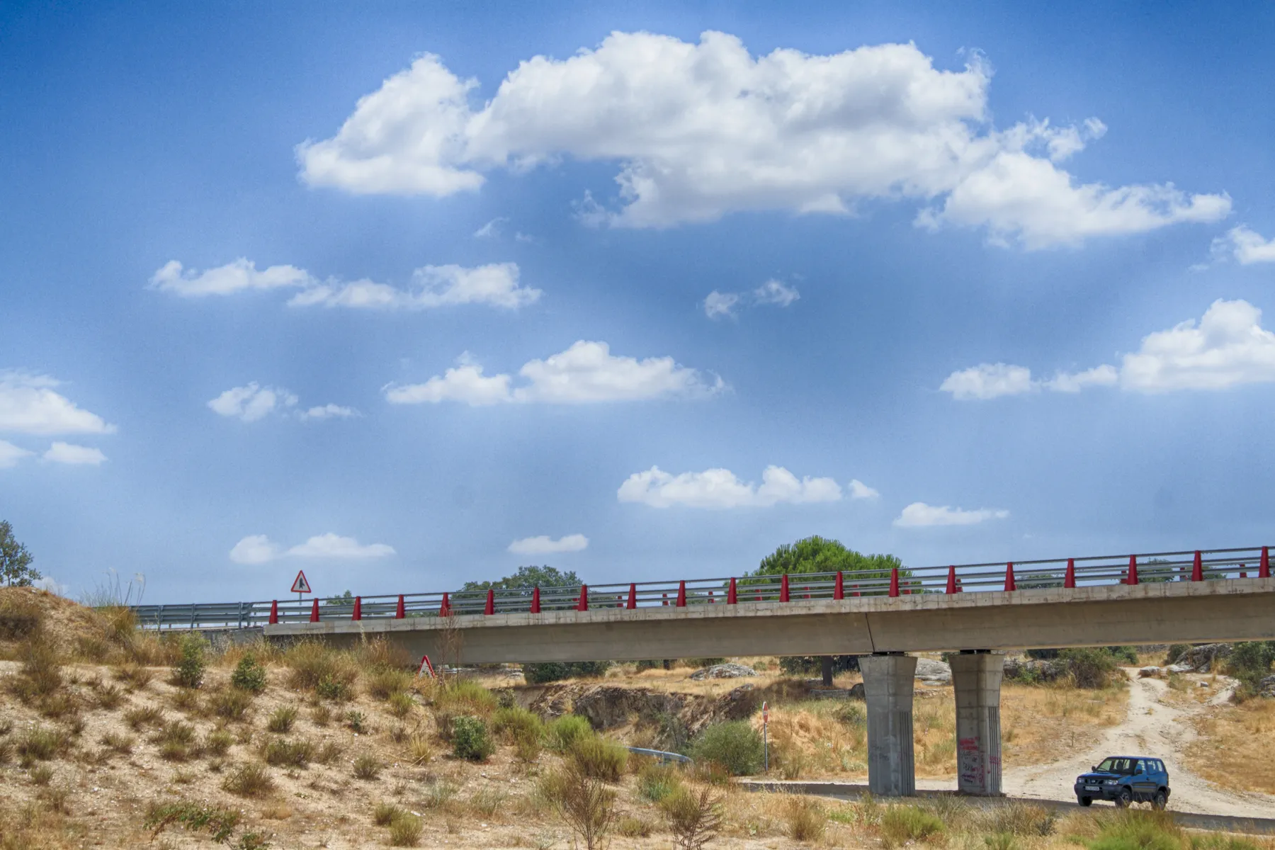 Photo showing: Puente
Carretera M-607, km 39, sobre el río Manzanares.
Colmenar Viejo
Comunidad de Madrid

España