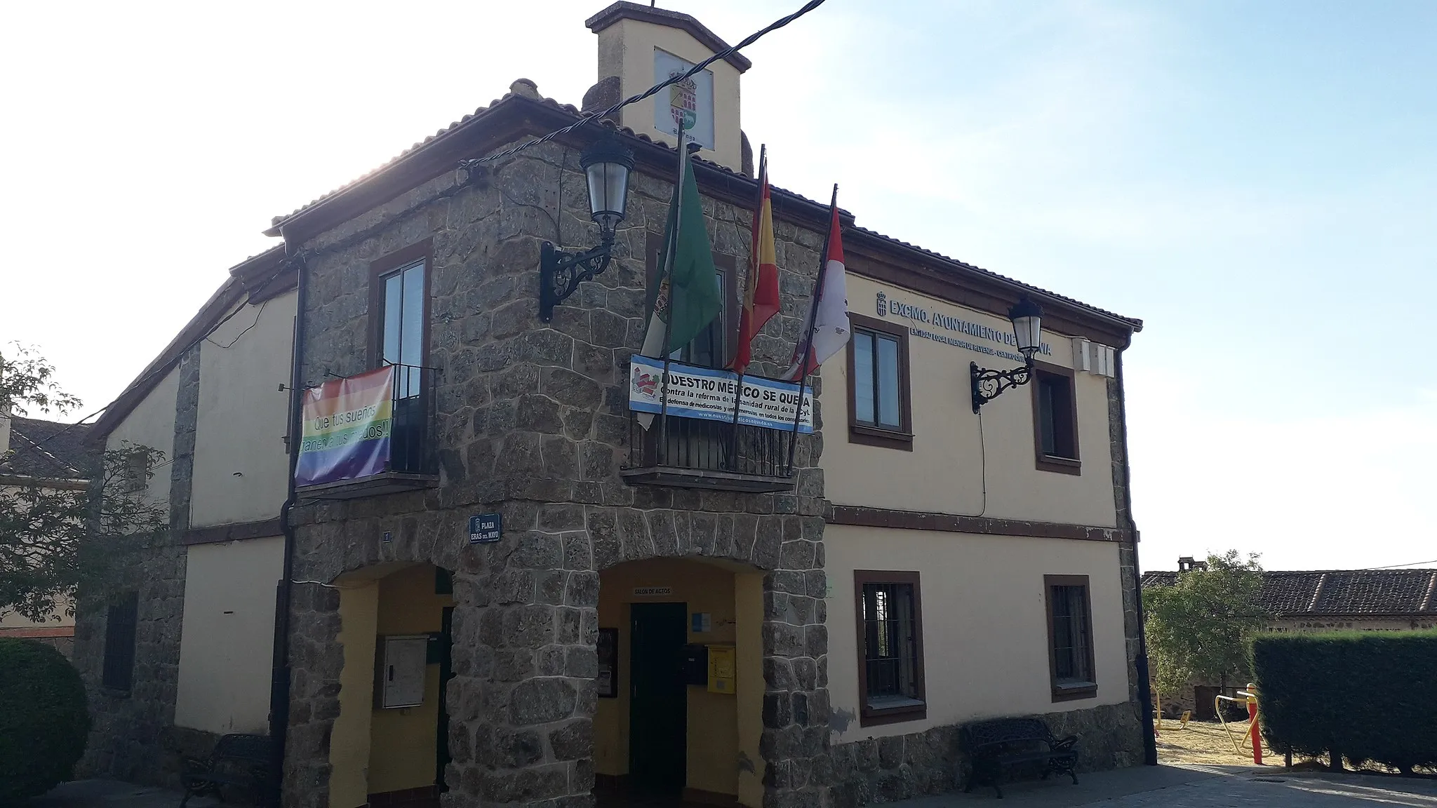 Photo showing: Casa consistorial de Revenga, sede de su alcaldía pedánea y centro cívico, arriba escudo de la localidad