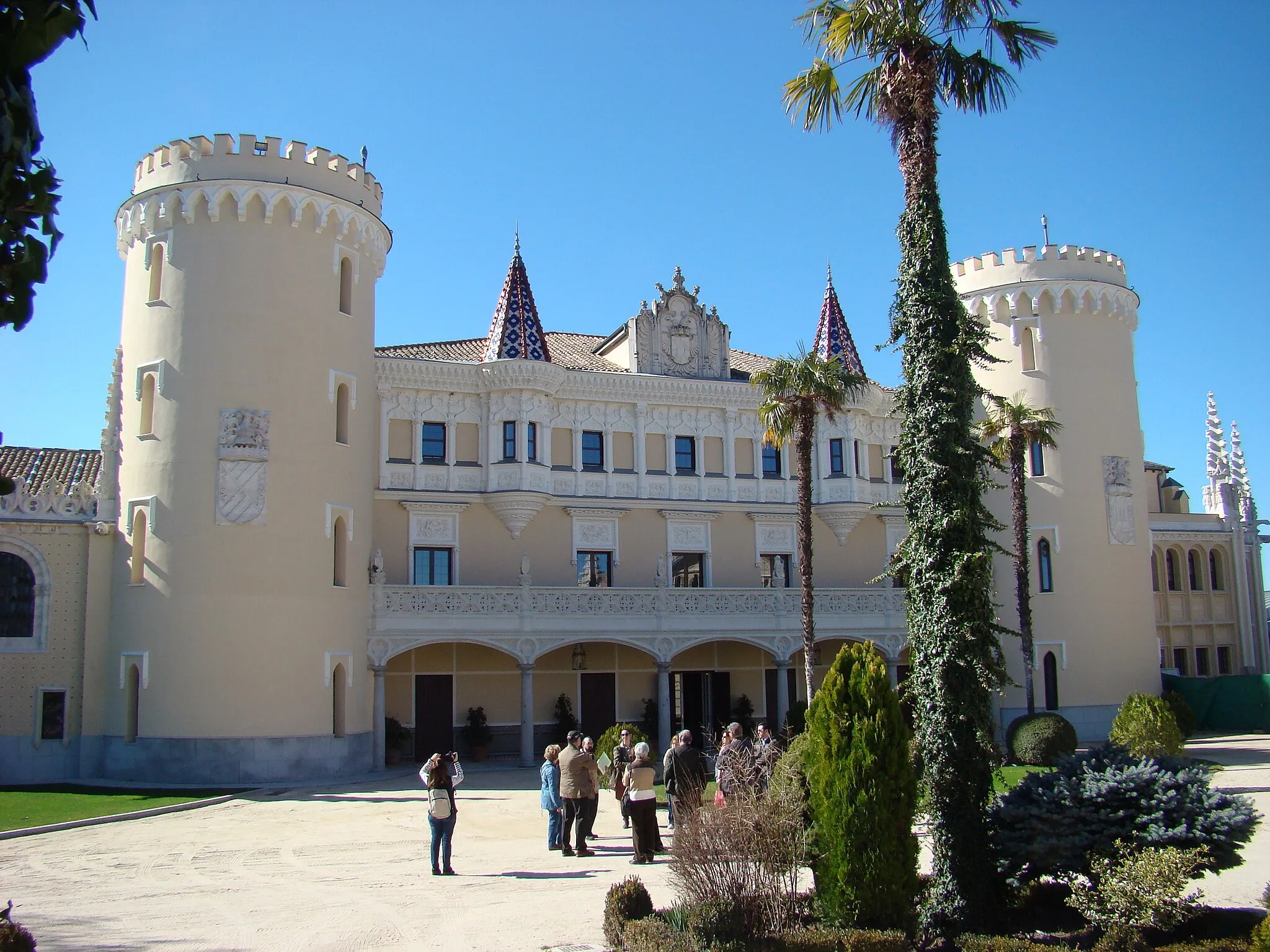 Photo showing: Artículo sobre el Castillo de Viñuelas en ccaa.elpais.com/ccaa/2014/01/16/madrid/1389890645_804529....

Vídeo a vista de pájaro del Castillo y resto de instalaciones, y del magnífico Soto de Viñuelas que lo circunda, en www.castillodevinuelas.es/index.php/el-castillo-a-vista-d...