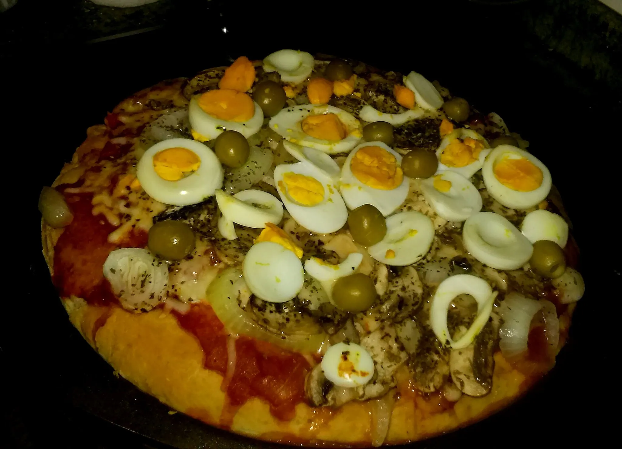 Photo showing: La pizza casera de hoy, ovolactovegetariana al modo Into darkness.