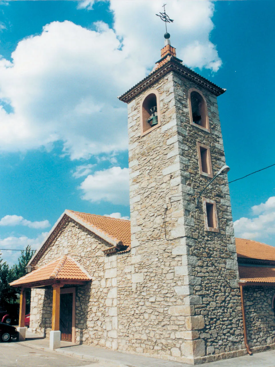 Photo showing: Iglesia y campanario en Piñuécar Gandullas