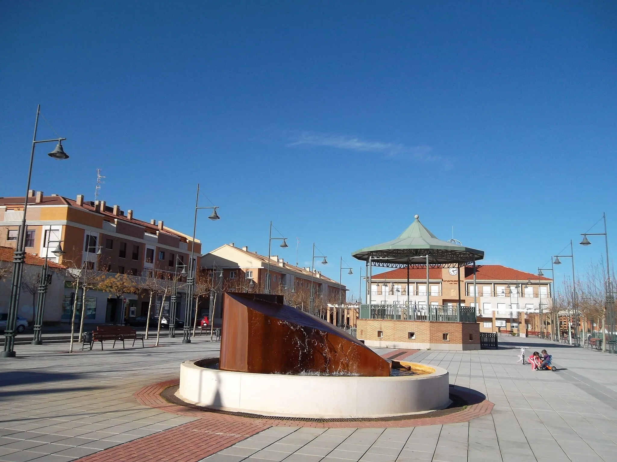 Photo showing: Cabanillas del Campo - La “Plaza del Pueblo” en la que se alza, a levante, el gran edificio del nuevo Ayuntamiento.