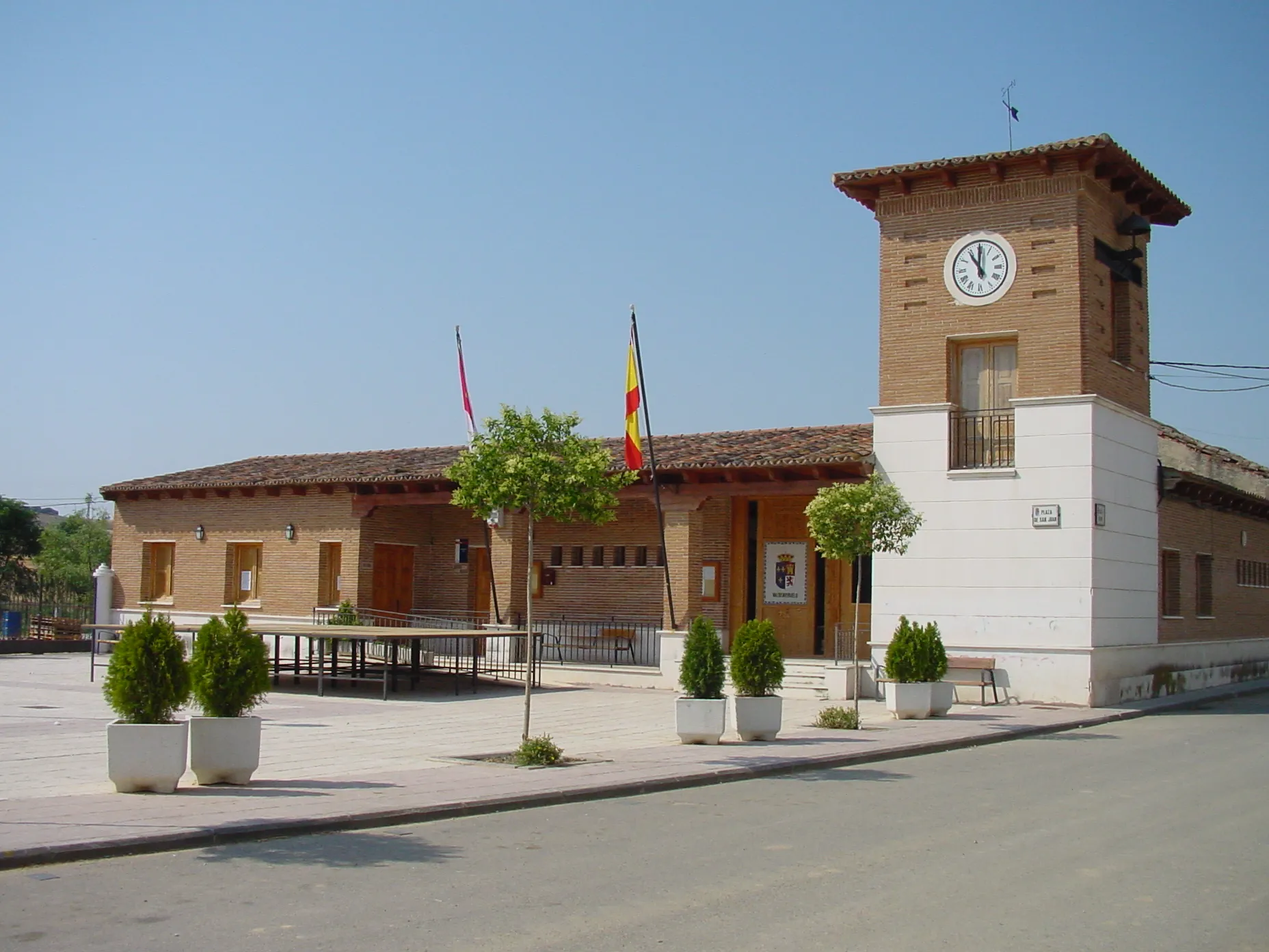 Photo showing: Town Hall of Valdeaveruelo, in Guadalajara, Spain.