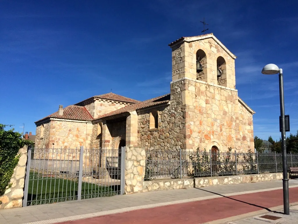 Photo showing: Azuqueca - Iglesia parroquial de Santa Teresa de Jesús en Azuqueca de Henares, Guadalajara, Castilla-La Mancha, España. Esta iglesia de estilo románico, data del siglo XVII.