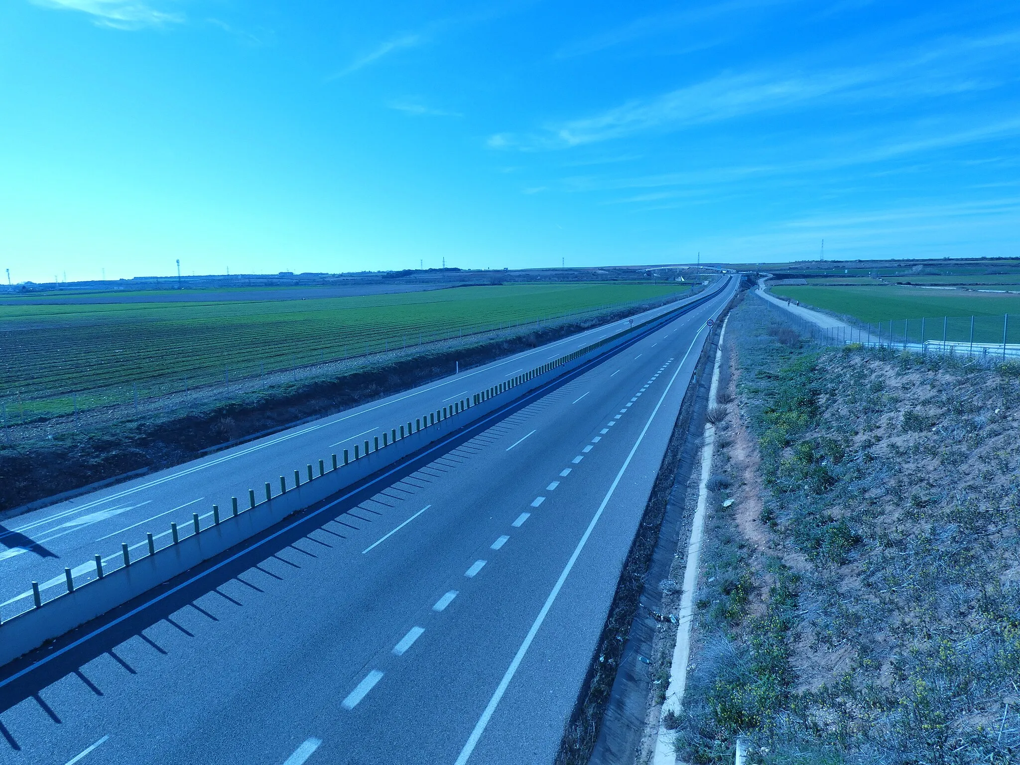 Photo showing: Tramo de la carretera autonómica CM-1008, coloquialmente conocida como «Carretera de la Patata», a su paso por el municipio de Alovera, provincia de Guadalajara, España.