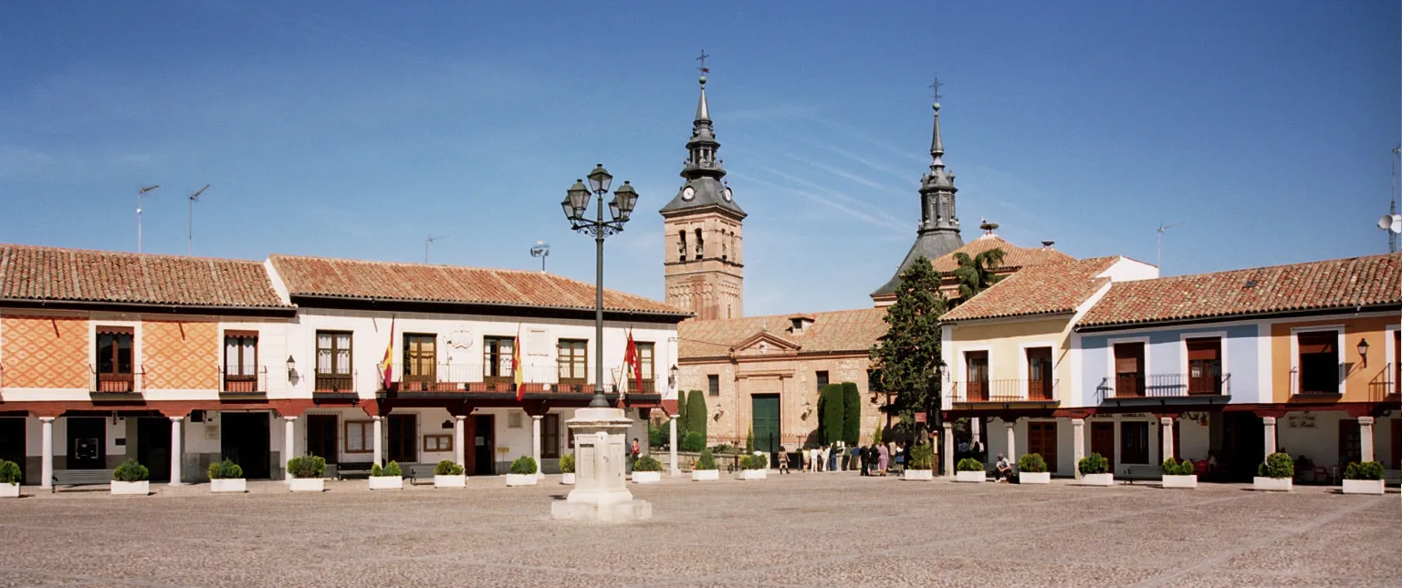 Photo showing: Plaza de Segovia con Ayuntamiento e iglesia en Navalcarnero.
