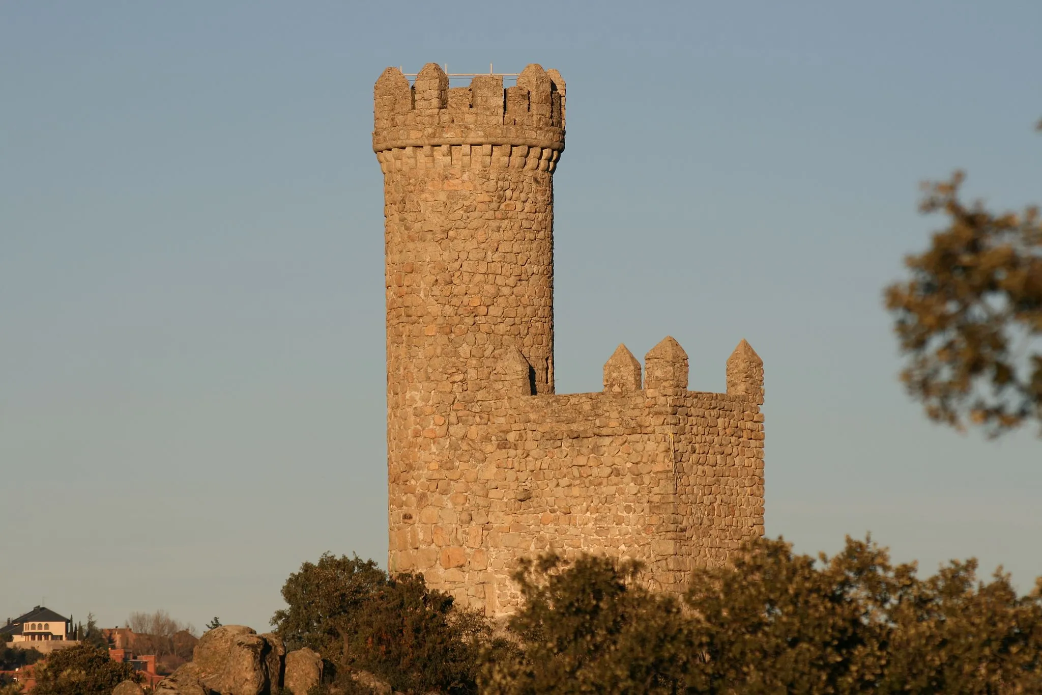 Photo showing: Also called Tower Lodones. Medieval.
Largely rebuilt, retaining the original structure of Muslim watchmen belonging to the Middle Ages.