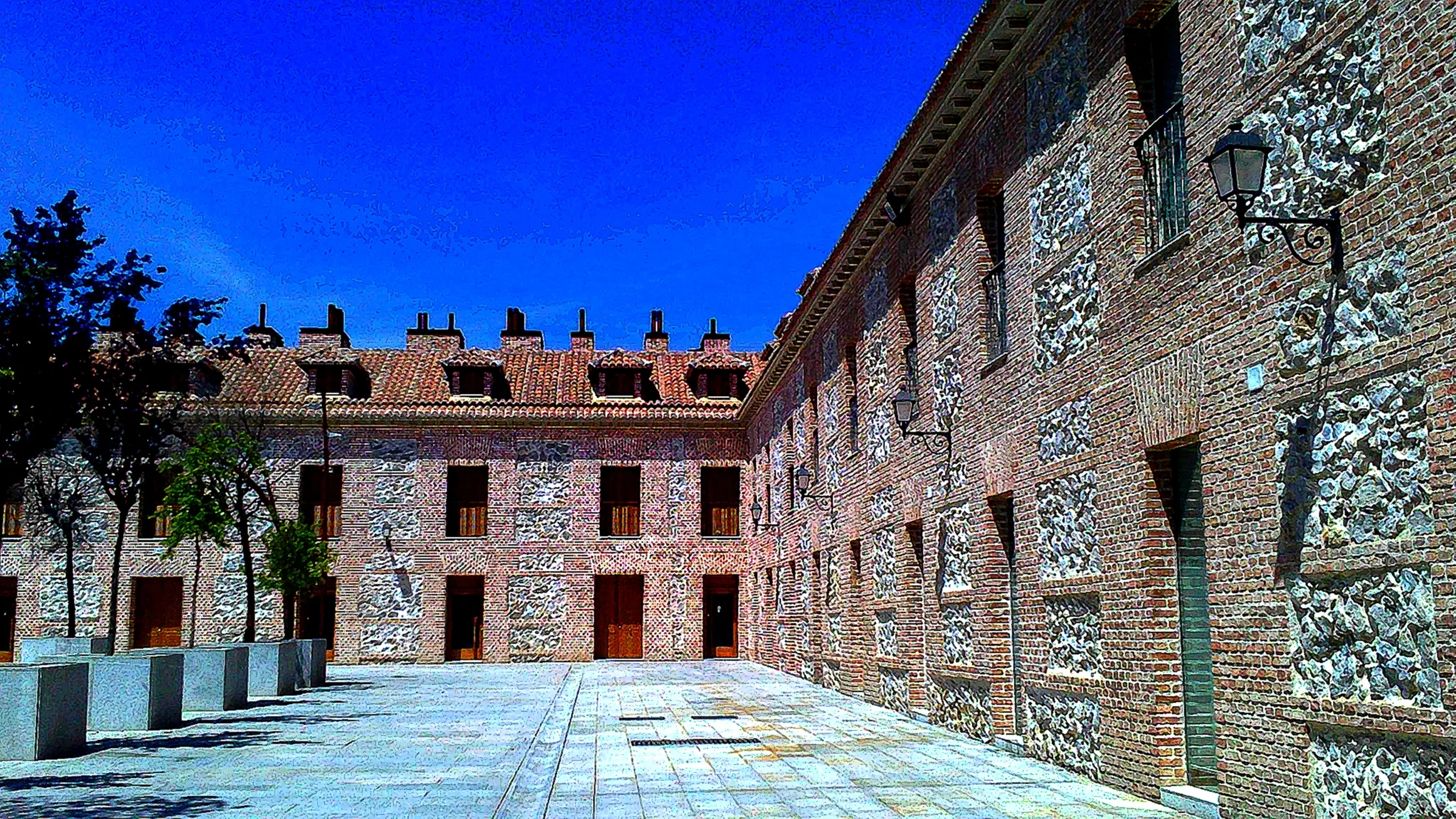 Photo showing: Casas de la plaza de España, recientemente restauradas, con sus muros de fábrica historiada y encajonados de pedernal.