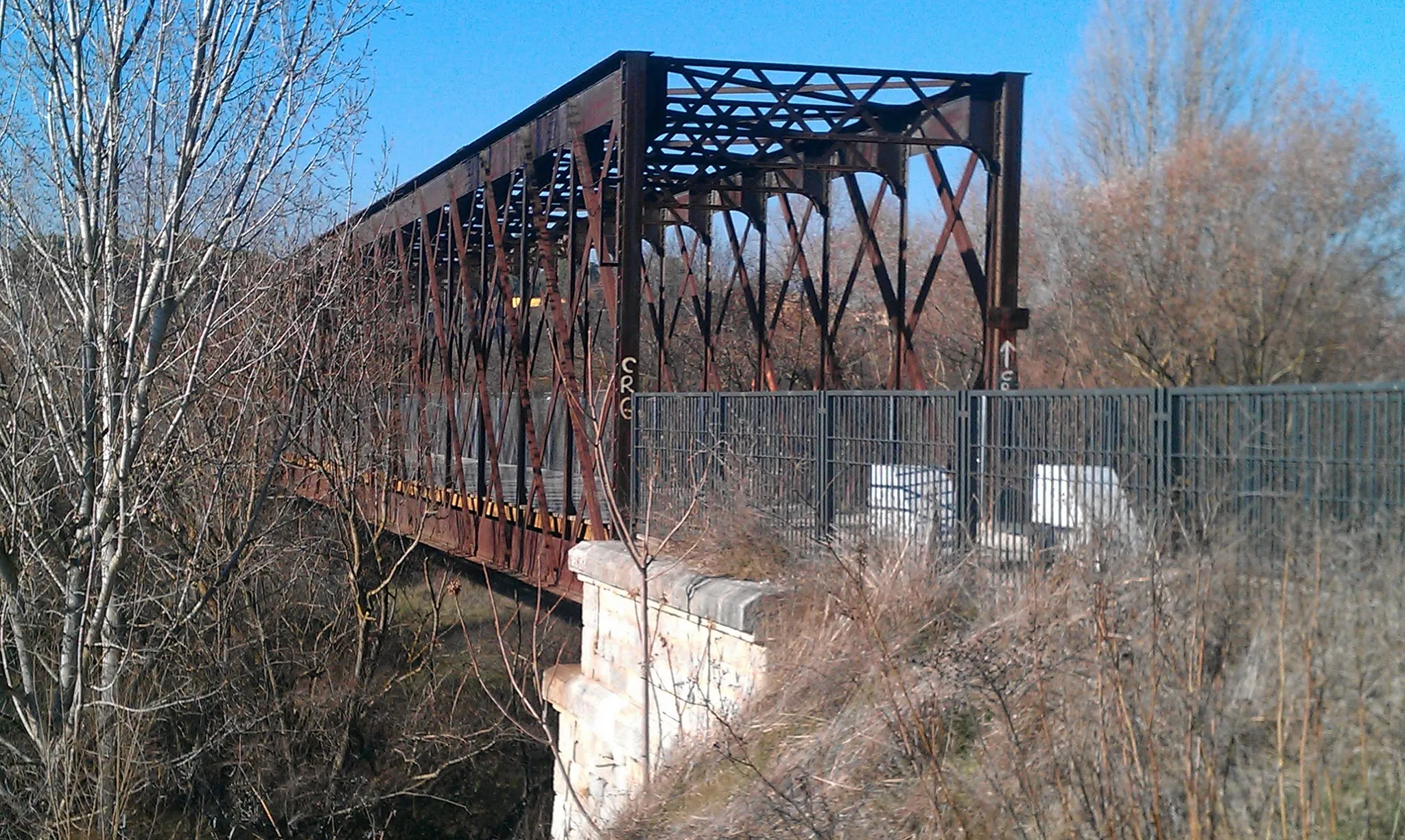 Photo showing: Puente de hierro de ferrocarril sobre el río Guadarrama en Navalcarnero
