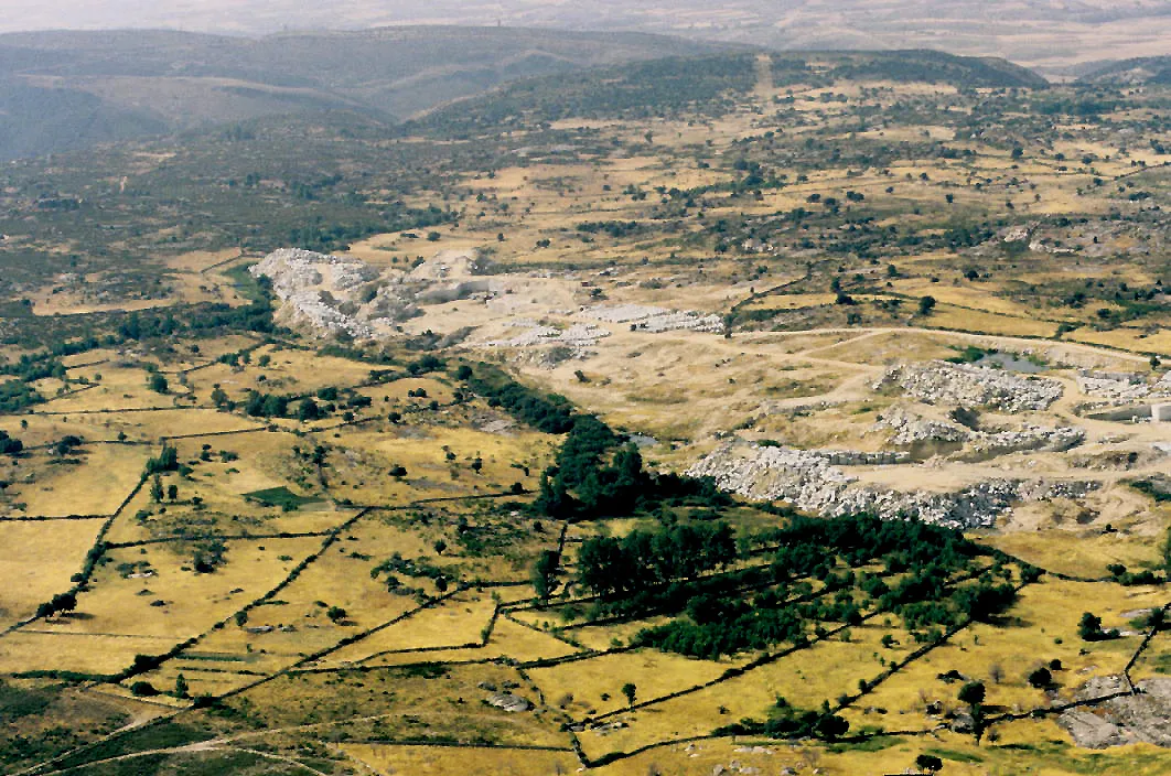 Photo showing: Aerial view of a granite quarry at Sieteiglesias, Lozoyuela-Navas-Sieteiglesias, Madrid, Spain