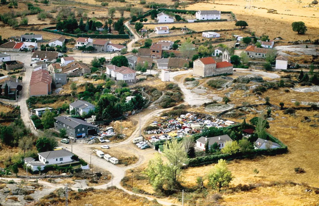 Photo showing: Aerial view of the village and its surroundings. Sieteiglesias, Lozoyuela-Navas-Sieteiglesias, Madrid, Spain