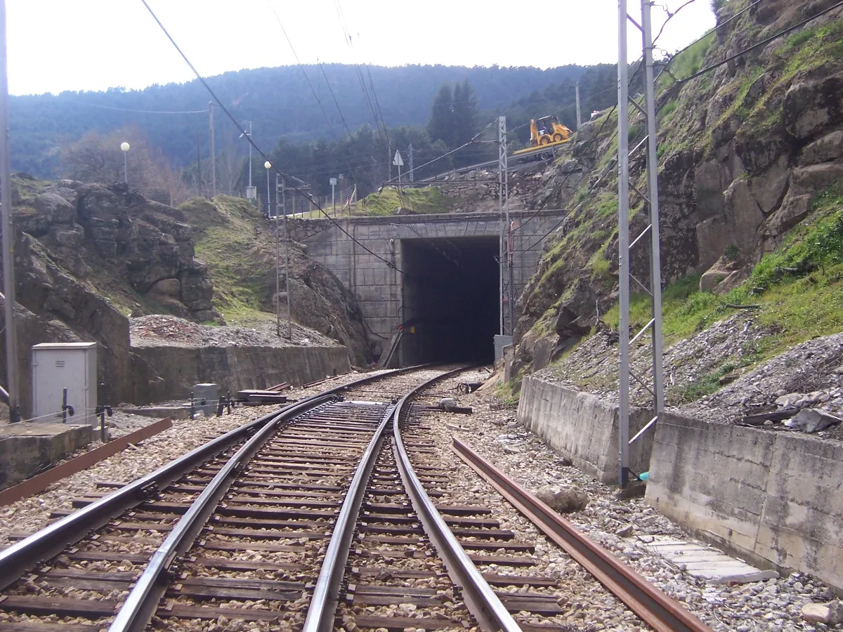 Photo showing: Esta es una fotografía de la entrada (o salida, según de donde se venga) del túnel antiguo de Guadarrama en su parte madrileña. Esta fotografía la hice yo mismo el 3 de abril de 2007. En este caso la cedo amablemente a wikipedia para su enciclopédico uso.