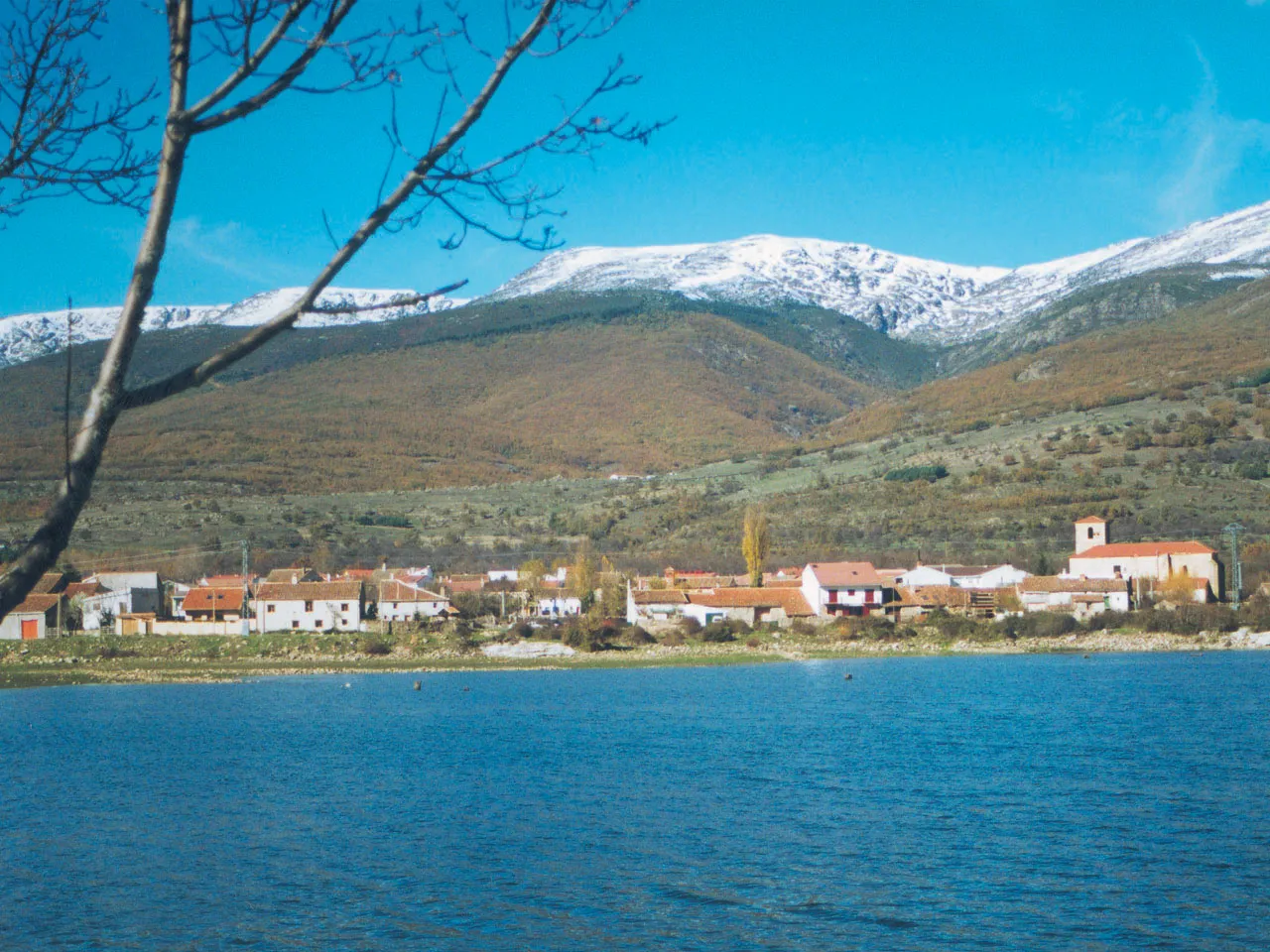 Photo showing: Vista panorámica del embalse con Pinilla del Valle al fondo.