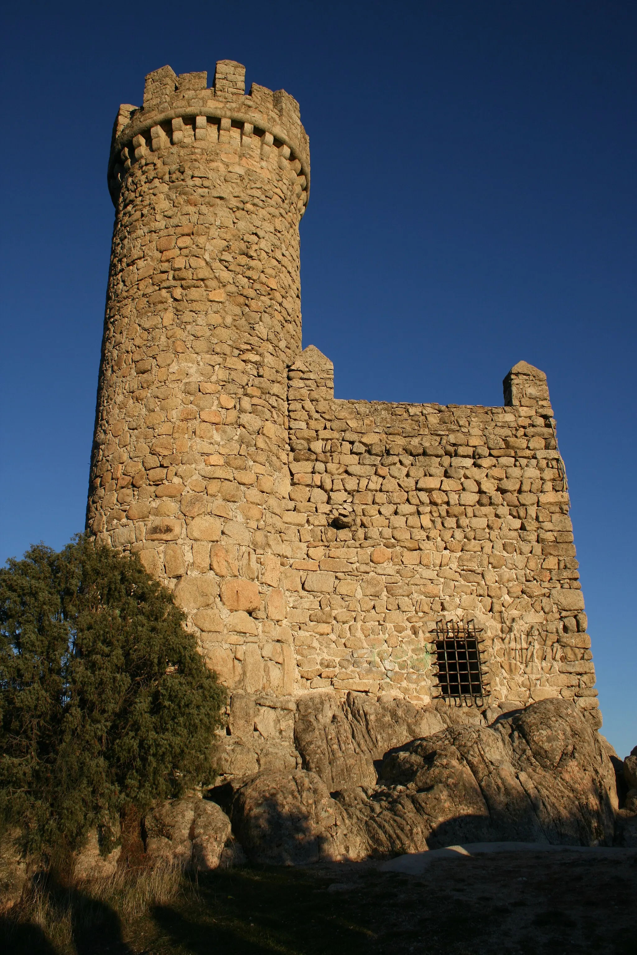 Photo showing: Also called Tower Lodones. Medieval.
Largely rebuilt, retaining the original structure of Muslim watchmen belonging to the Middle Ages.