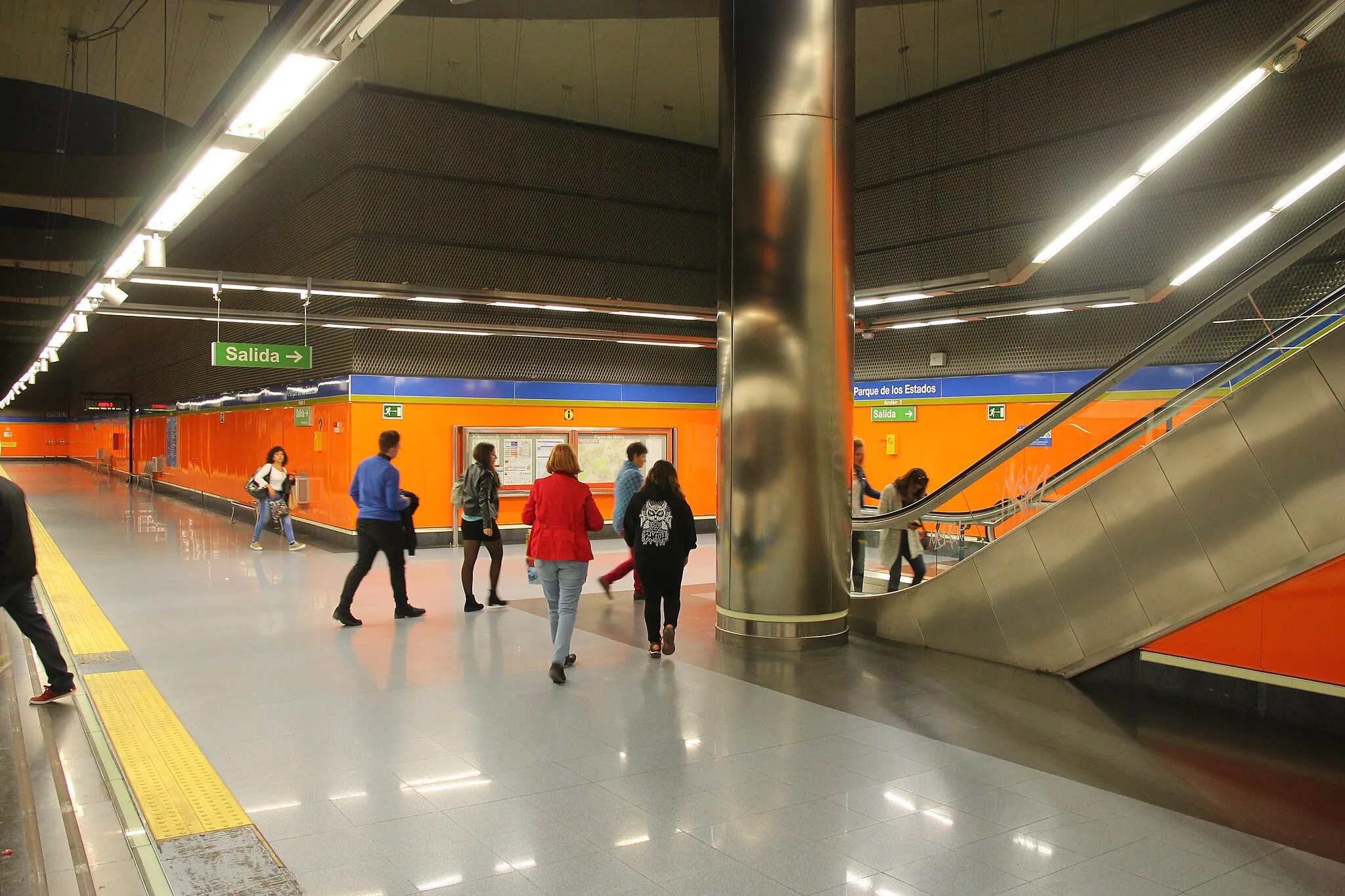 Photo showing: Parque de los Estados metro station, line 12, Madrid