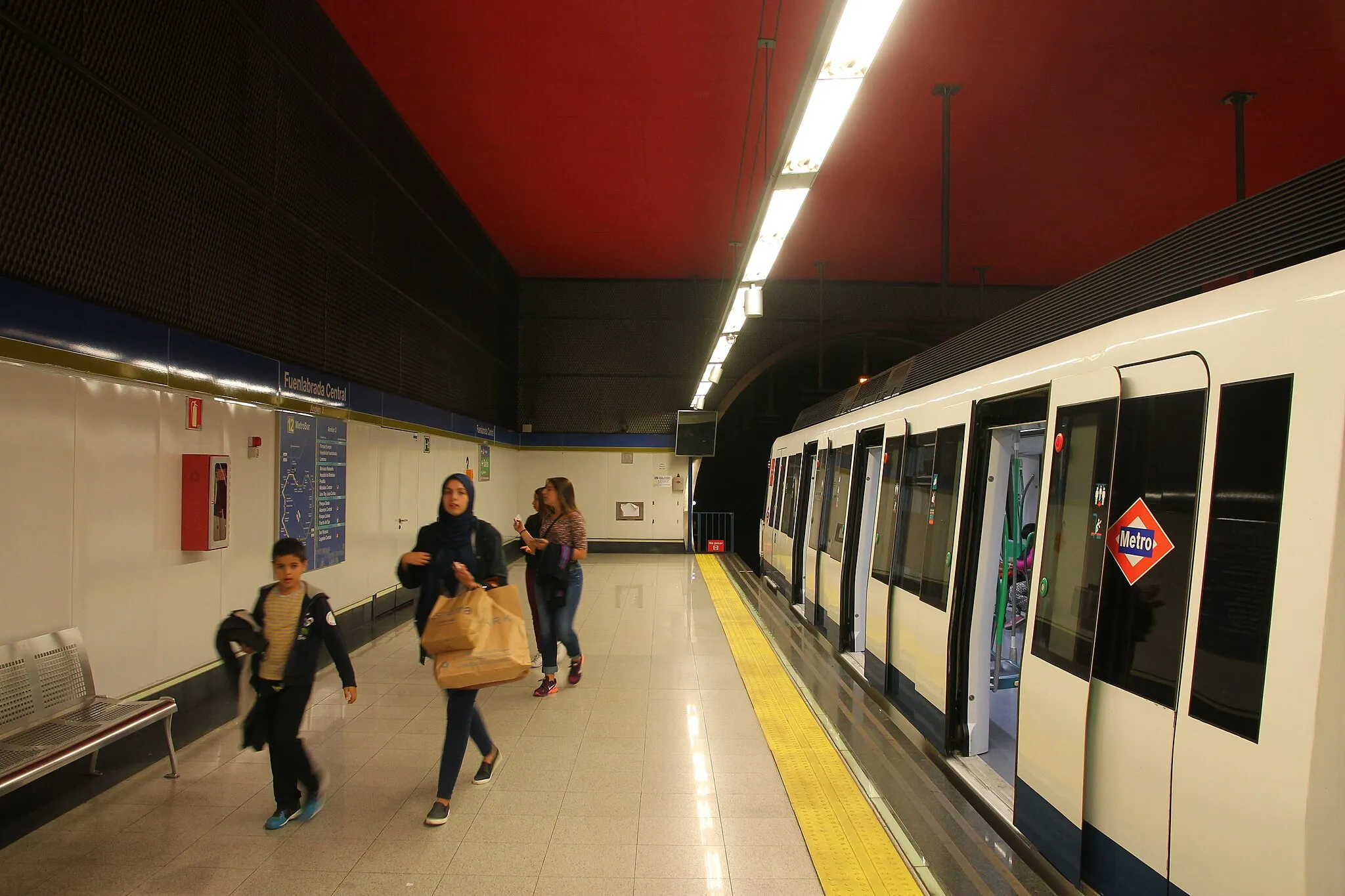 Photo showing: Fuenlabrada Central metro station, line 12, Madrid