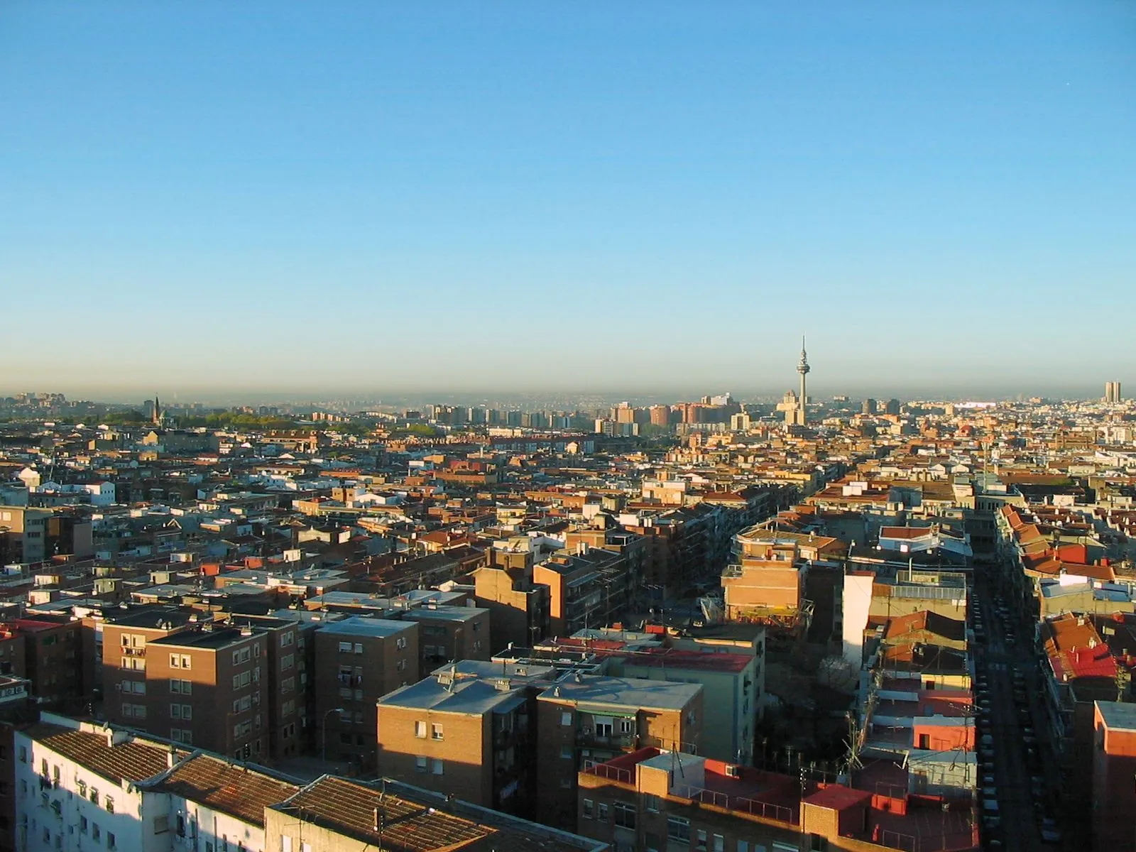 Photo showing: Partial view of the Ciudad Lineal district in Madrid (Spain). Image taken from a building at Calle de Vázquez de Mella (street). In the background, Torrespaña (radio and TV tower).
