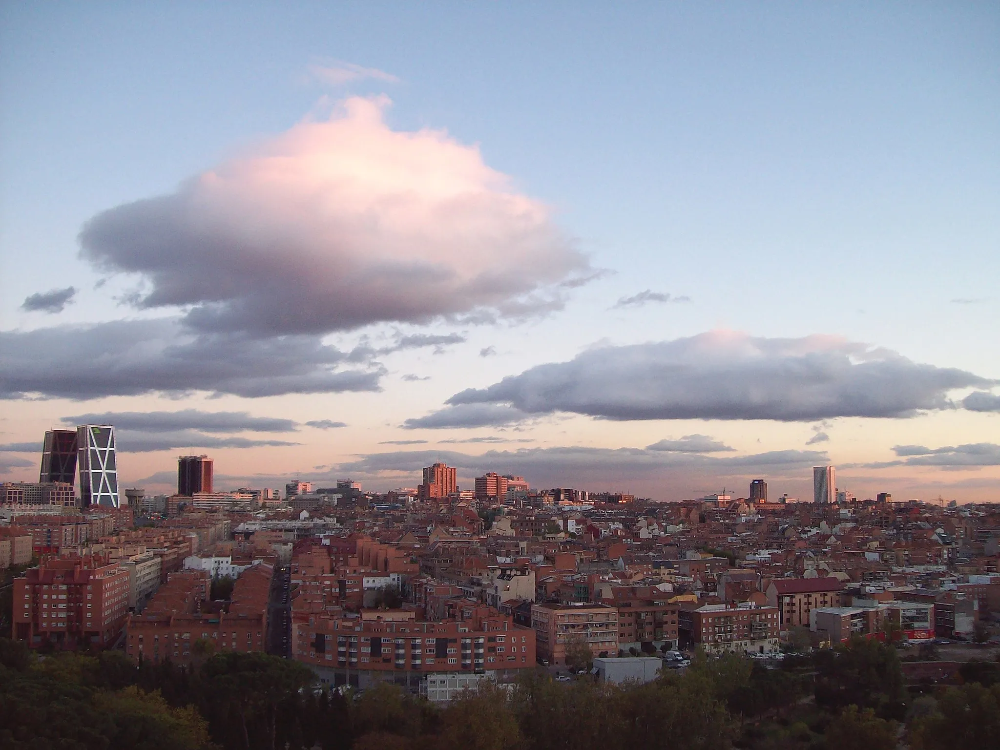 Photo showing: The sky over Tetuán district in Madrid (Spain). At the left, Puerta de Europa ("Gate of Europe") inclined buildings.