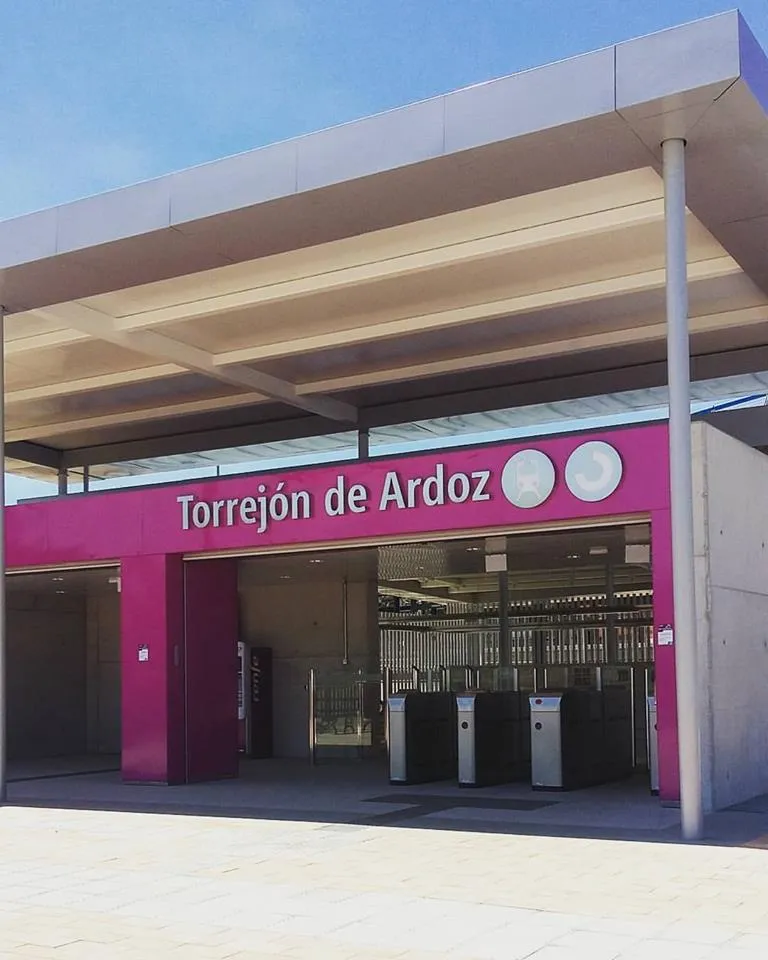 Photo showing: Southern entry of the Station of Torrejon de Ardoz to city´s Parque del Ocio and Fairgrounds.