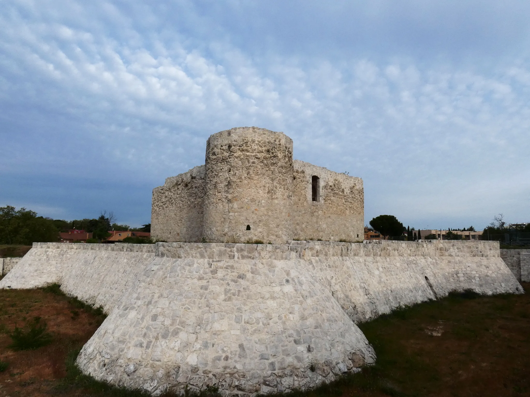 Photo showing: Entre las aldeas medievales de la Alameda y Barajas, dentro del alfoz de Madrid, se construyó, en el siglo XV, el castillo señorial, que en el siglo XVI, se transformó en un palacio renacentista.

Hace pocos años (2010) el Ayuntamiento de Madrid reconstruyó y reforzó lo que quedaba de este pequeño castillo y lo habilitó para poder ser visitado.