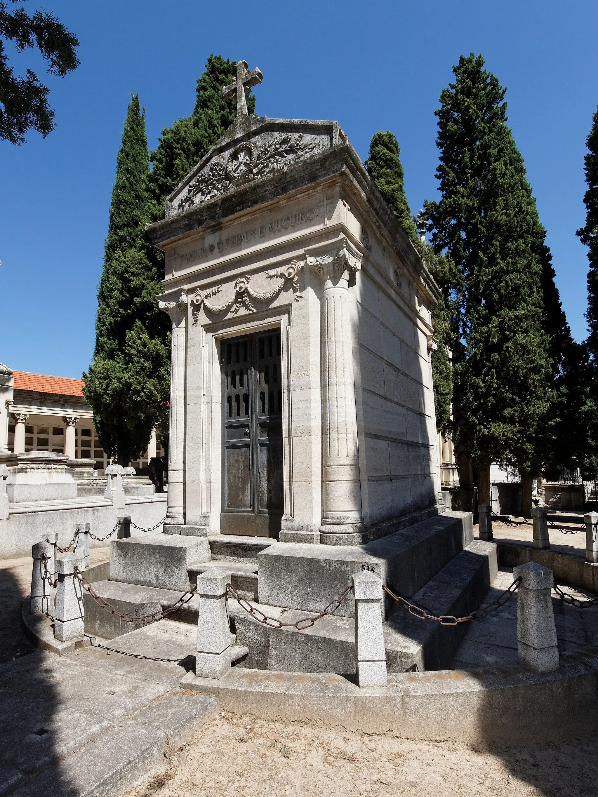 Photo showing: Cementerio de la Sacramental de San Isidro, Madrid. Panteón de la familia de Fermín de Muguiro y Azcárate (fallecido en 1892), Conde de Muguiro, Senador por las provincias de Navarra (1879-1880), Toledo (1884-1885) y Madrid (1891-1893).