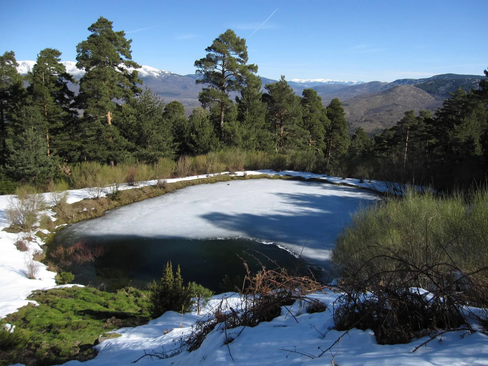 Photo showing: Glacial lake in the Northeast face of Cabeza Mediana mount (Guadarrama mountain range, Central Spain).
