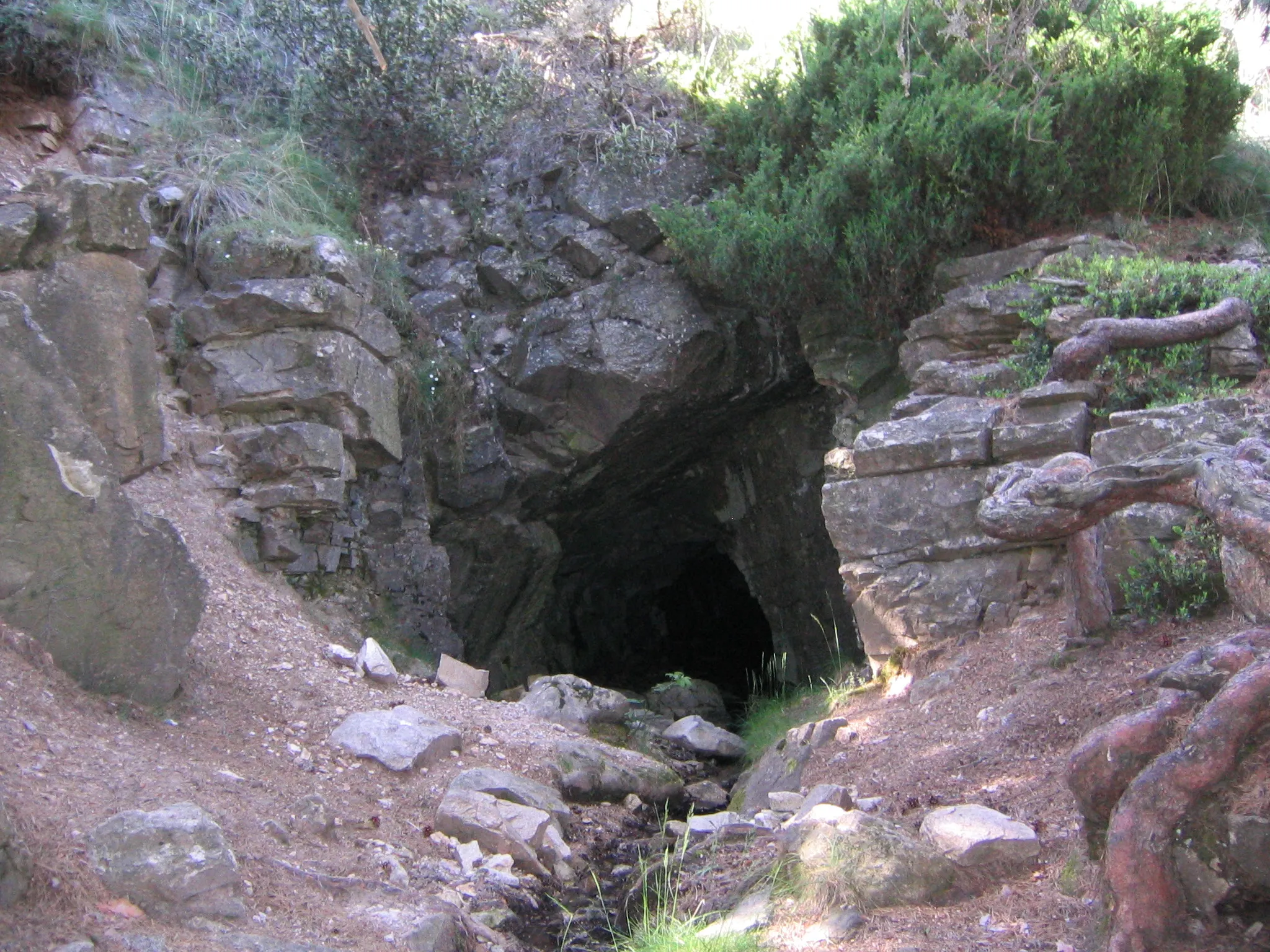 Photo showing: Bocamina de explotación minera "La Primera" en el monte Cabeza Líjar en la sierra de Guadarrama (España).