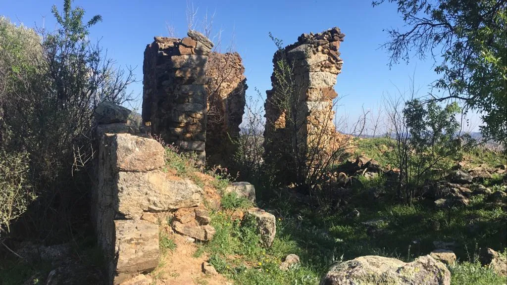 Photo showing: Ruinas del antiguo convento de los franciscanos descalzos llamado 'Dulce nombre de Jesús' ubicado en la localidad abulense de Cebreros. Aparece el ábside de una iglesia que se encontraba incorporada dentro del convento.