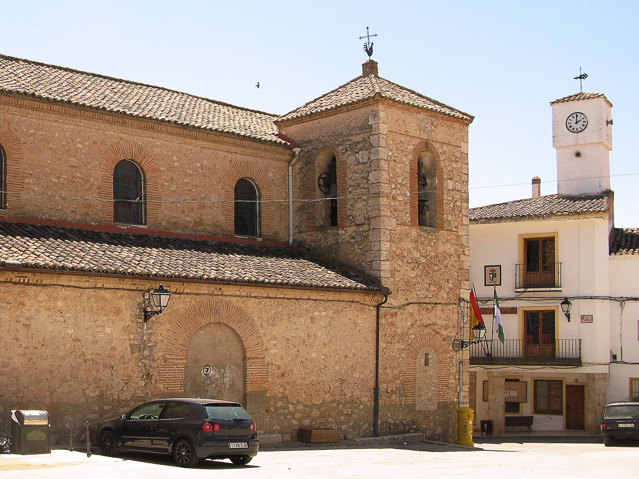 Photo showing: Iglesia de Ntra. Sra. de la Asunción en Ambite (Madrid)
Construida a principios del siglo XVI
Edificada sobre restos de otros templos anteriores que bien podrían tener su origen en el s. VI es un edificio de mampostería de piedra de estilo matizadamente barroco. Coronando su torre está el gallo al que los agricultores hicieran famoso al citarlo en sus prédicas de agua “así llueva hasta que cubra el gallo de Ambite”

En su interior se han encontrado restos de personas y utensilios desde el s. XII hasta 1.834 año en el que la epidemia de cólera acabó con la costumbre de los enterramientos en las iglesias y su entorno, conservándose junto al presbiterio el único resto arqueológico con el que en la actualidad cuenta la iglesia.