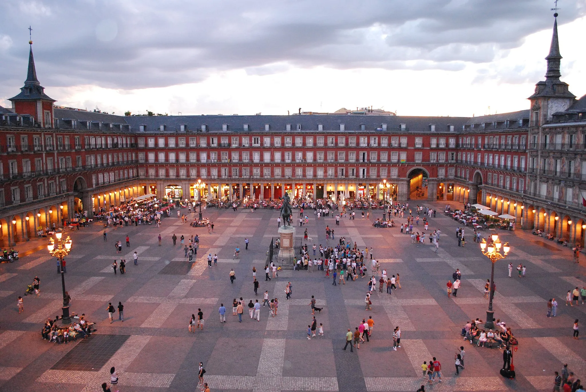 Photo showing: Plaza Mayor (square) in Madrid (Spain) at dusk.
