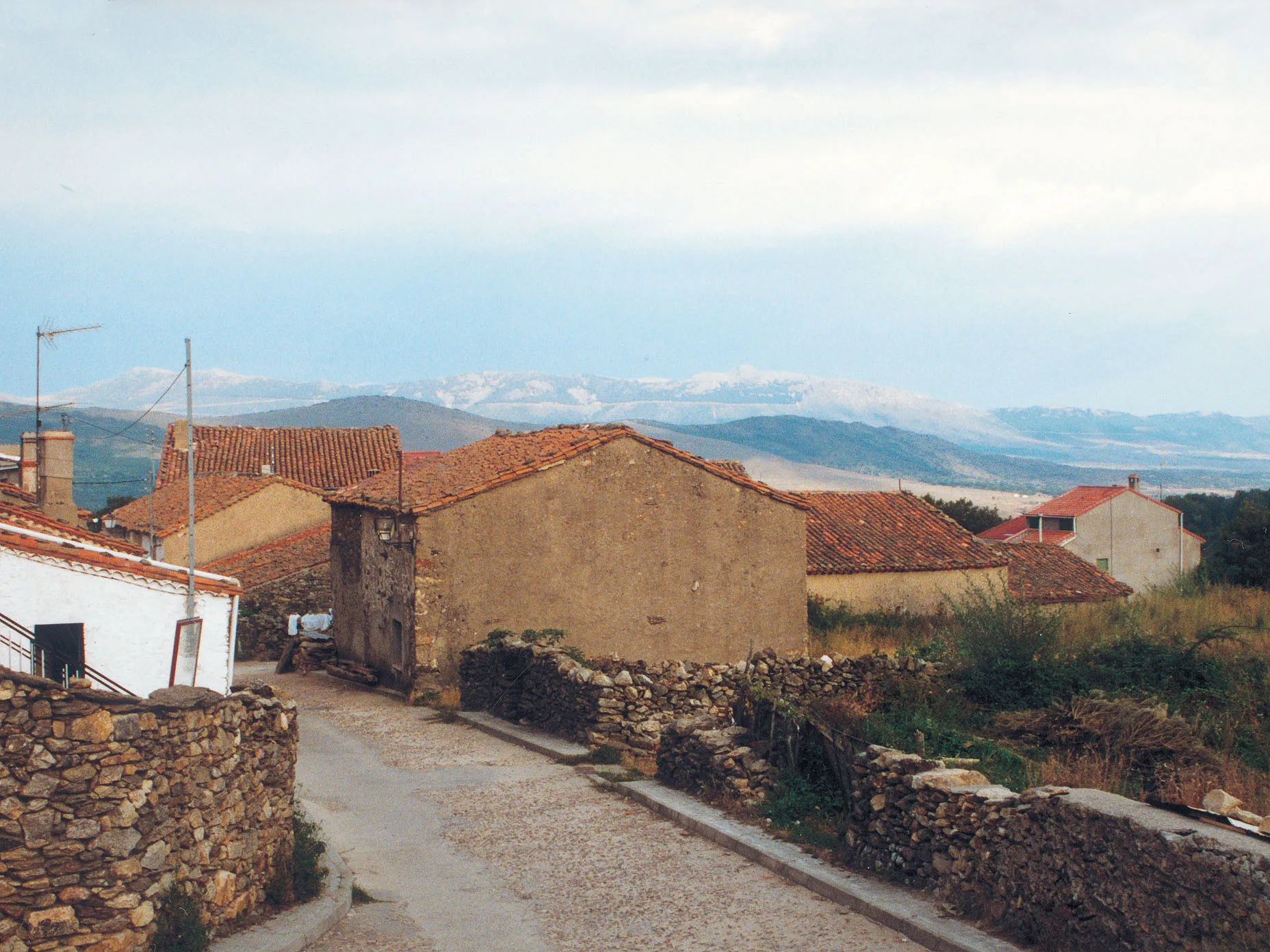 Photo showing: Casa y calle en La Acebeda.