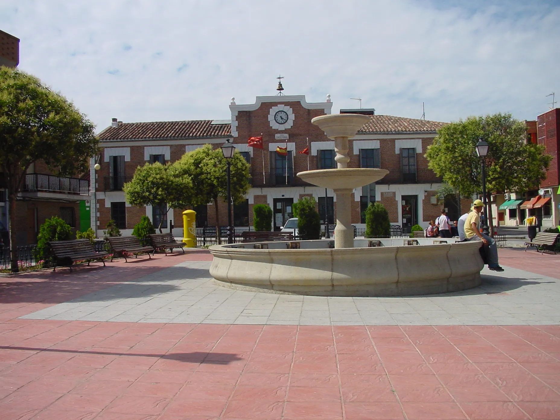 Photo showing: Plaza con fuente y Ayuntamiento en Paracuellos de Jarama.