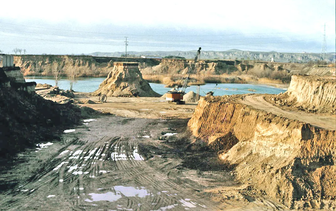 Photo showing: Gravel pit at Las Asperillas. Arganda del Rey, Madrid, Spain