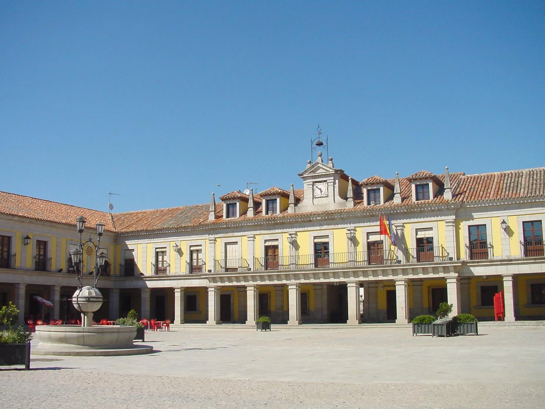 Photo showing: Ayuntamiento y Plaza Mayor de Brunete.