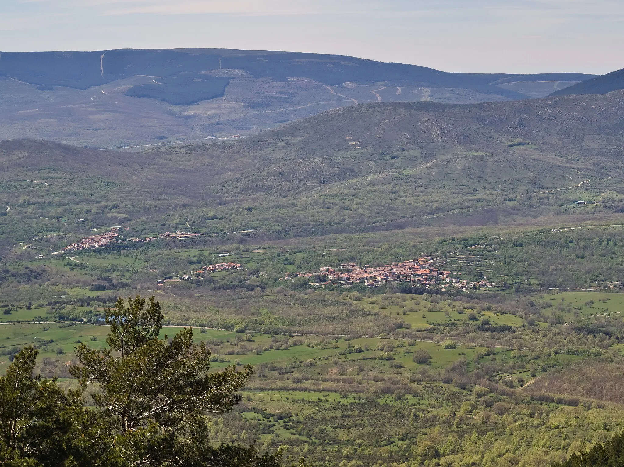 Photo showing: Horcajuelo de la Sierra y Montejo de la Sierra desde la sierra del Rincón.