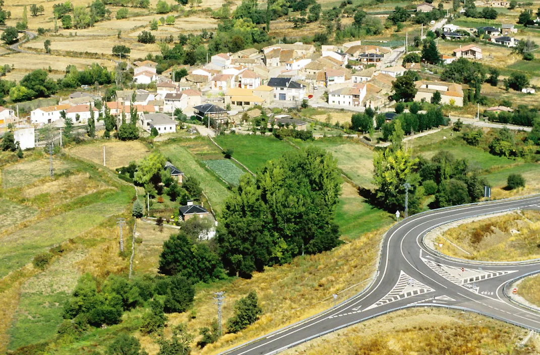 Photo showing: Aerial view of the village and its surroundings. La Serna del Monte, Madrid, Spain