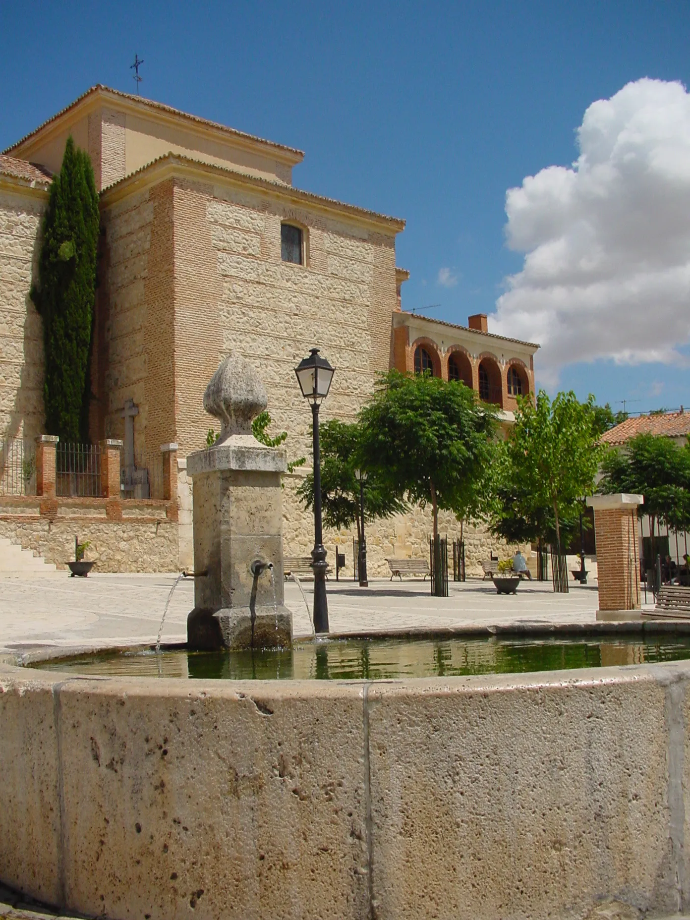 Photo showing: Fuente con parroquia al fondo en Tielmes.