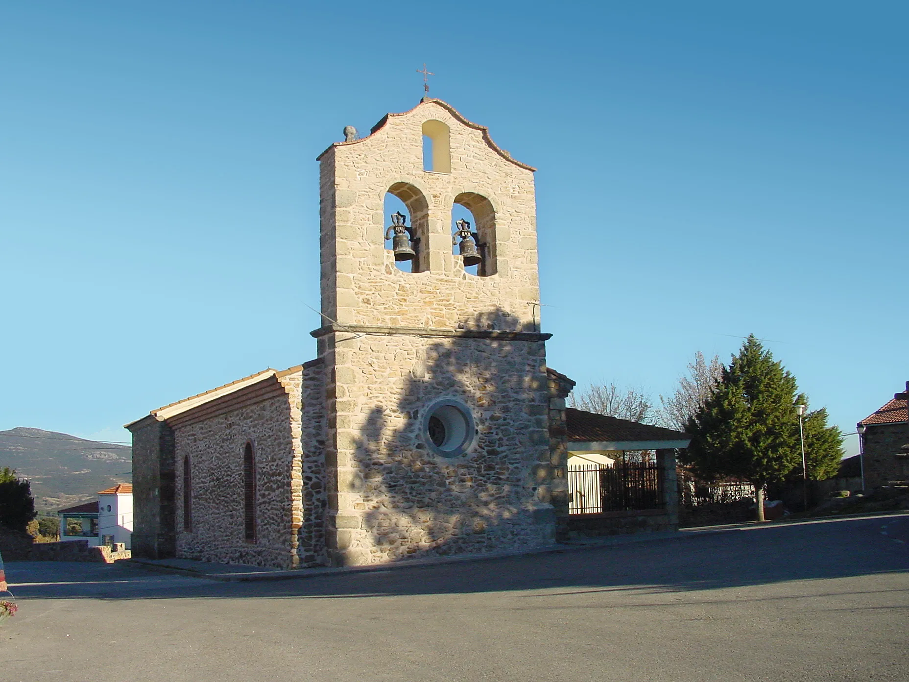 Photo showing: Iglesia de Santiago Apóstol, en Manjirón (o Mangirón), perteneciente al municipio de Puentes Viejas.