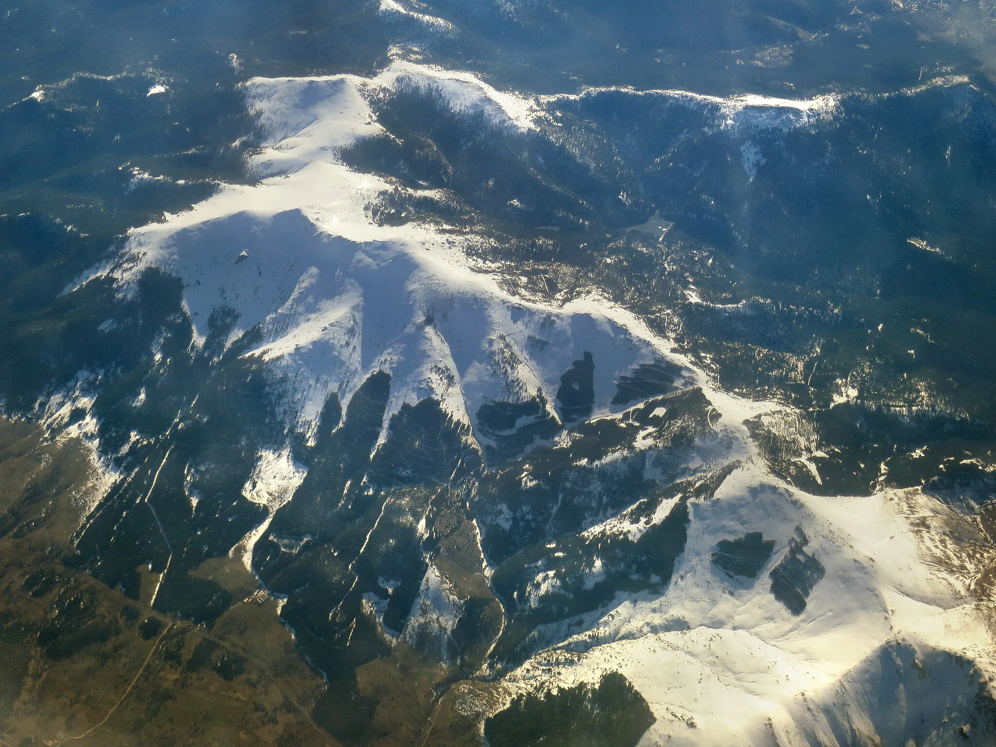 Photo showing: Aerial view of La Mujer Muerta, which is part of the Sierra de Guadarrama in Spain.