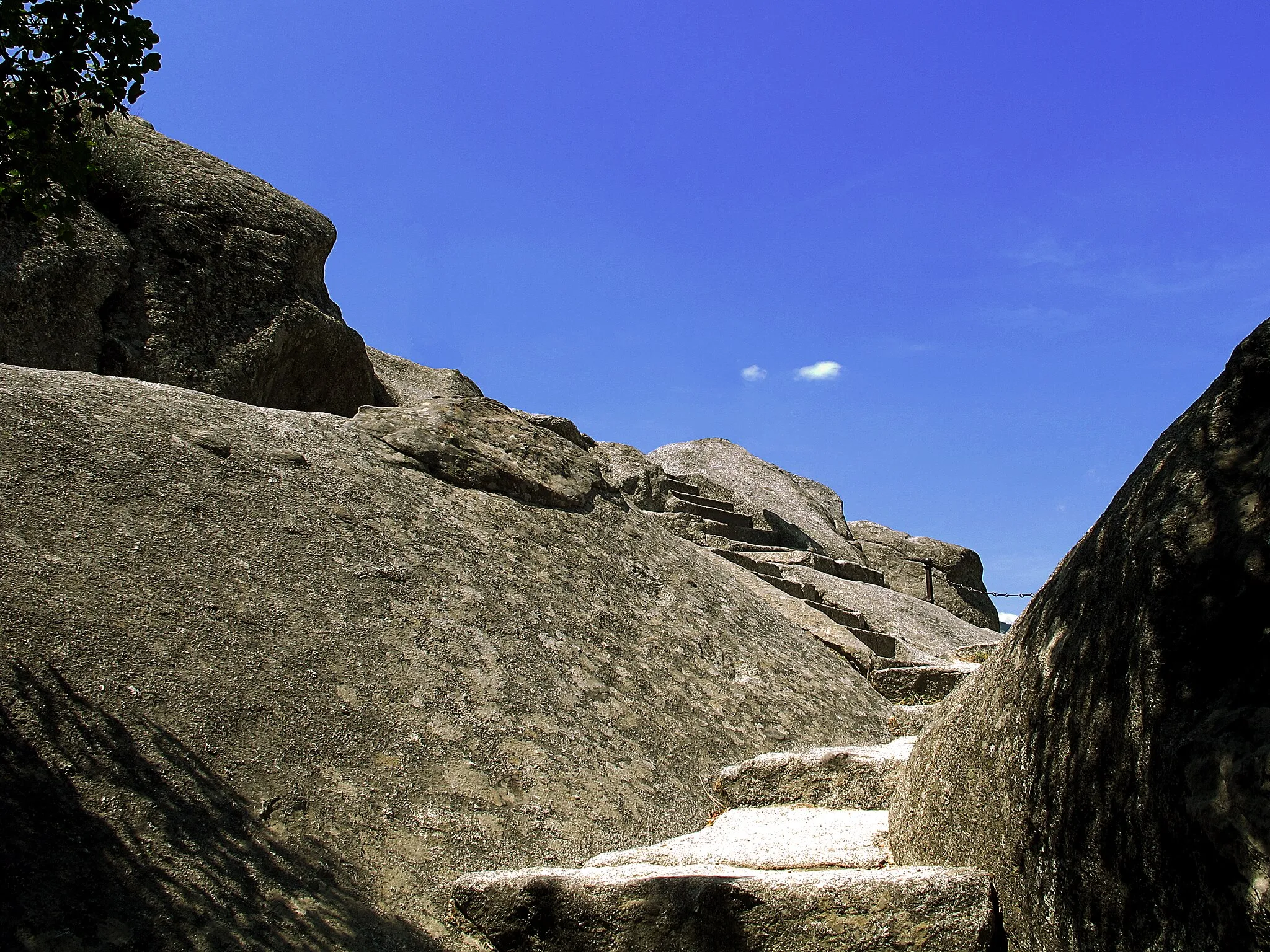 Photo showing: En la Sierra de Madrid se encuentra, el Monte Abantos un lugar mágico y encantado.
Un lugar de culto desde tiempos anteriores a la invasión romana, y el más conocido de estos restos arqueológicos es conocido popularmente como la silla de Felipe II
Bello, famoso, turístico y frecuentado monumento , es posiblemente un antiguo lugar sagrado, posiblemente dedicado al "Marte" de los vetones. Su forma escalonada y abarquillada lo asemeja a muchos otros altares del mismo tipo en zonas de estirpe céltica

Y el  monasterio de San Lorenzo del Escorial esta orientado hacia el altar sagrado,  o silla de Felipe II  que ya estaba en aquel lugar desde mucho tiempo, previo a la construcción del monasterio.