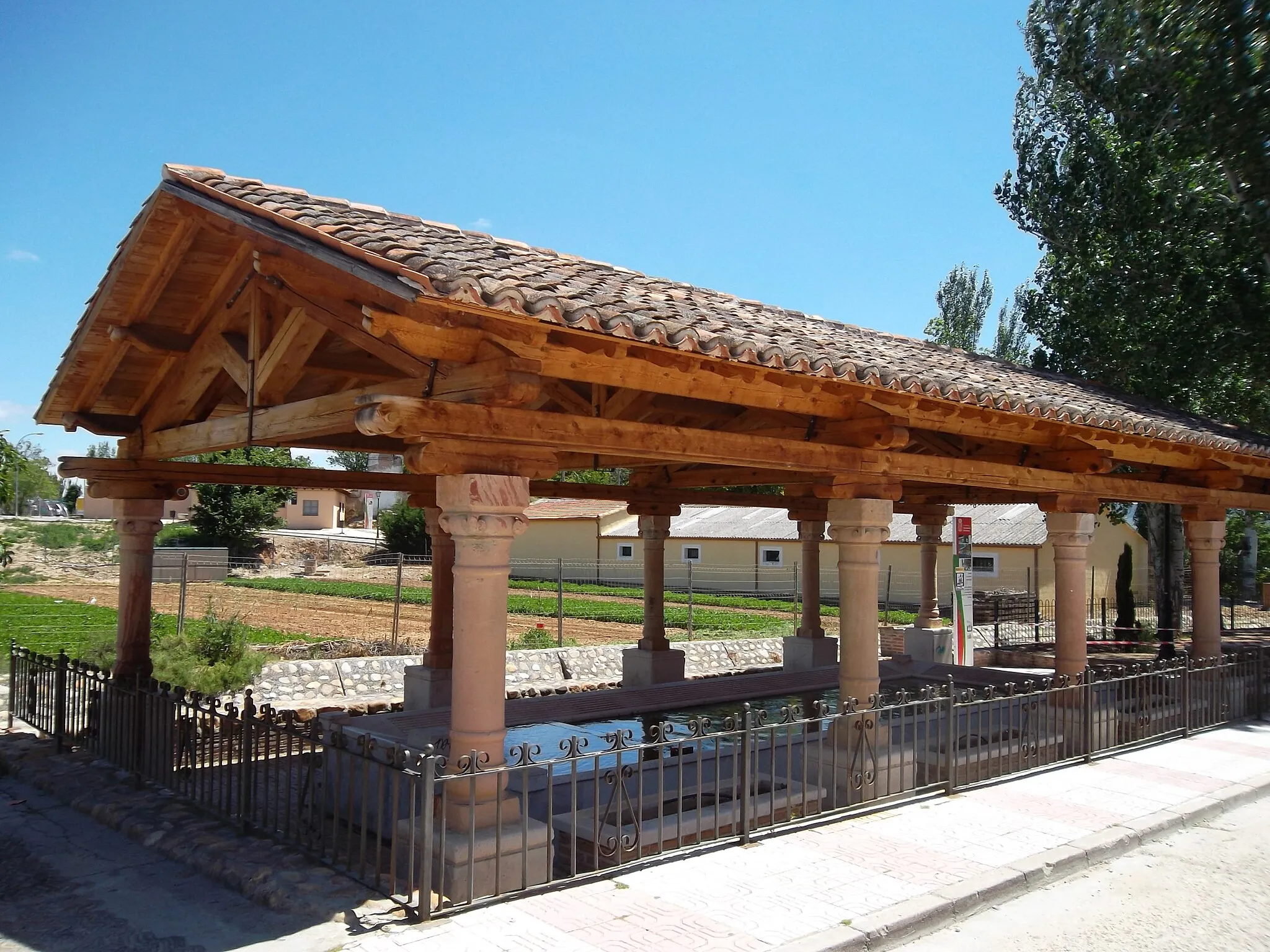 Photo showing: Fontanar-Parque con fuente y lavadero municipal, reconstruido.